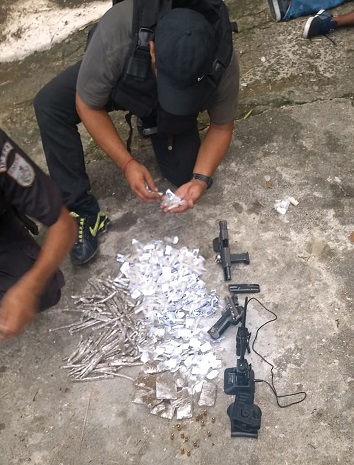 Operação de combate ao tráfico de drogas em Niterói termina com três presos, armas e drogas apreendidas